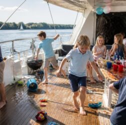 découvrez les erreurs courantes à éviter lors de l'organisation d'une fête pour enfants sur un bateau en location pour garantir sécurité et amusement.